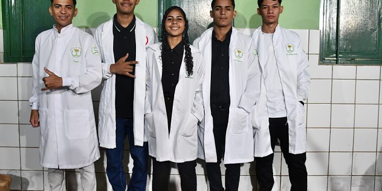 Cerimônia do Jaleco marca momento especial para estudantes do CETI Lucinete Santana