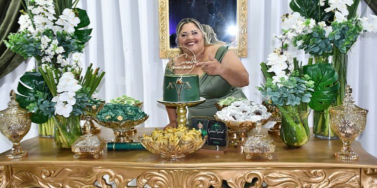 Noite de Celebração: Formatura de Geane Carvalho em Serviço Social Reúne Familiares e Amigos