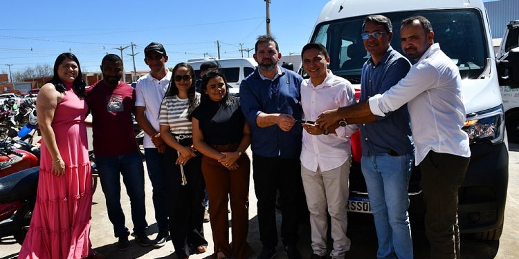 Dia de Conquistas em Jacobina do Piauí: Prefeitura entrega veículos, kits de irrigação e inaugura nova sede da Secretaria de Transportes