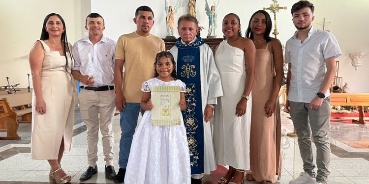 Batismo de Fé e Amor: Ana Vitória Inicia Sua Caminhada Cristã