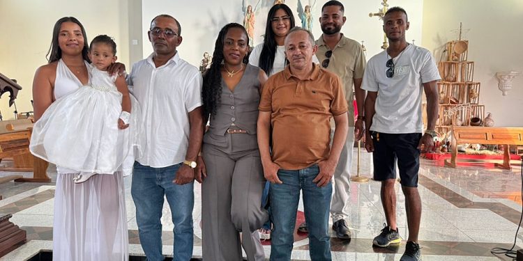 Batizado marca momento de fé na vida da pequena Ágatha Mariáh.